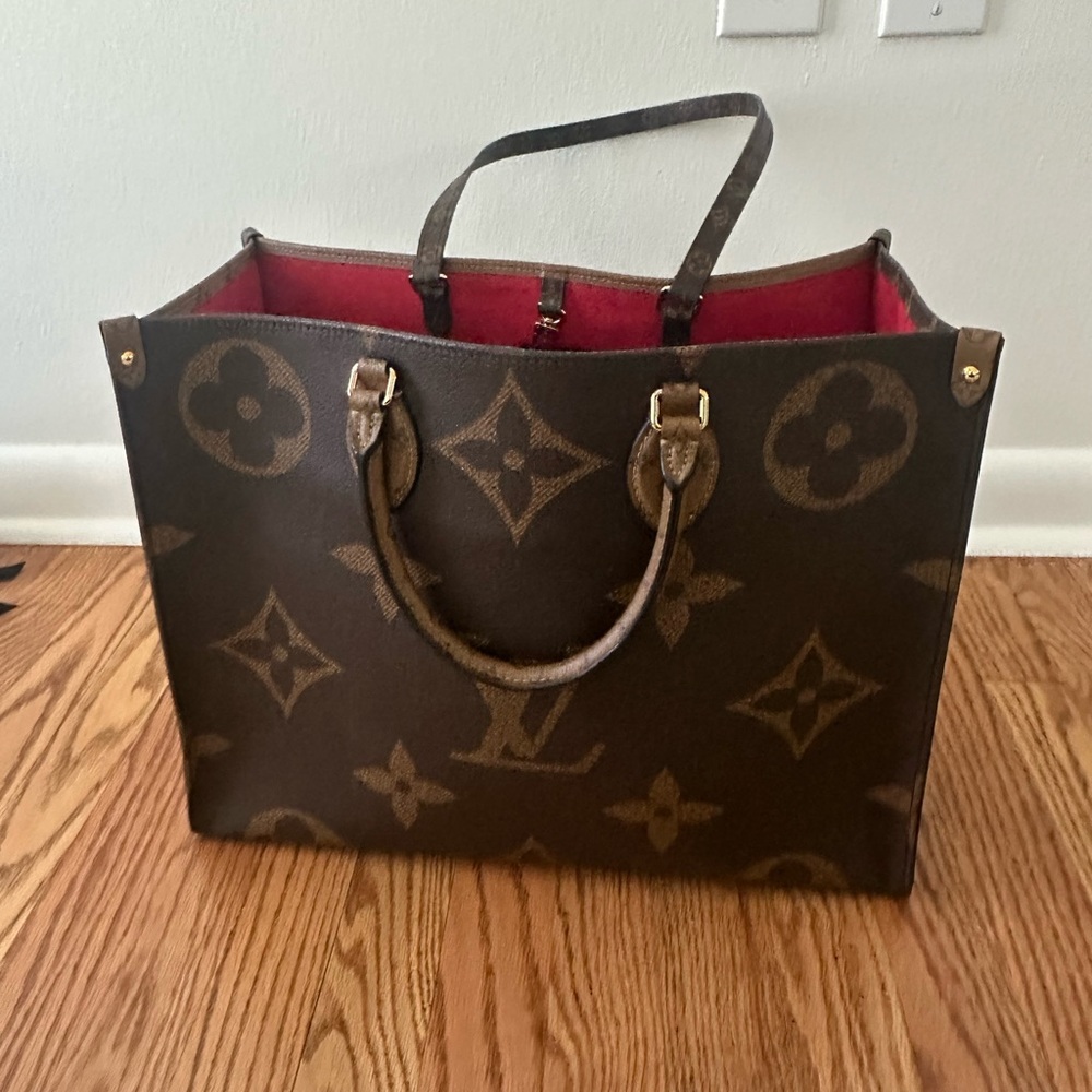 Louis Vuitton Onthego GM reverse tote
Excellent condition